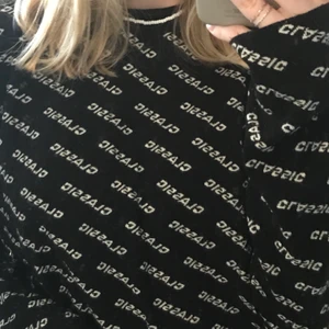 Tröja - Jättefin å superskön svart tröja med vit text. Använd Max 3 gånger!! Storlek onesize och passar de flesta storlekarna, den är väldigt stretchiga i materialet. Skriv privat om frågor eller om fler bilder önskas💫 60kr+frakt 
