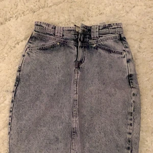 Jeanskjol  - Säljer denna helt oanvända jeanskjol från Bikbok. Endast testad men passade inte riktigt för min kropp. Inga fel eller så. Eftersom den var ganska dyr går det bra att skriva privat för önskat pris!