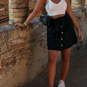 Linnekjol  - Svart linnekjol, använd 2-3 gånger så den är som ny! stl s (jag är 165cm)