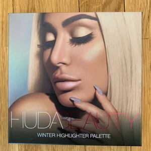 Highlighter - HUDABEAUTY palett med fyra härliga highlighters, aldrig använd då jag har en likande