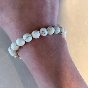 Marmor pärlarmband - Säljer detta marmor pärlarmband då det inte kommer till användning, armbanded går att skjustera så skulle säga att det är i alla storlekar, 120kr +15kr frakt