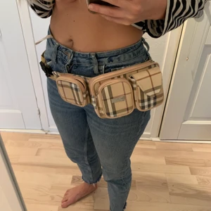 Burberry magväska i nytt skick (ej äkta) - Supersnygg magväska från burberry. Knappt använd. Obs! Ej äkta 