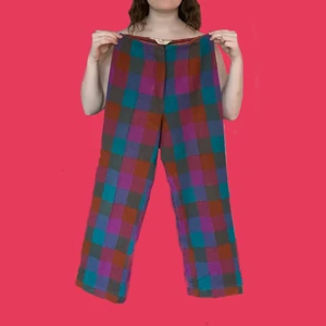 Rutiga byxor - Så snygga byxor i rutigt mönster. Köpta här på Plick och använda ett fåtal gånger av mig. Nu dessvärre för små:-( men så coola och fina. I storlek 36. 