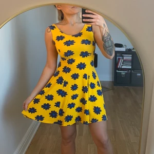 Blommig 70-talsklänning  - Blommig 70-tals klänning köpt på Beyond Retro. Är en ”dåtidens” L men upplever den mer som en M, är dock i en bra stretch. I gott skick. Tyg i det lite tjockare laget. Faller superfint och markerar midjan smickrande. Jag är en S/M och 168 cm. Köparen betalar frakten som tillkommer 💌