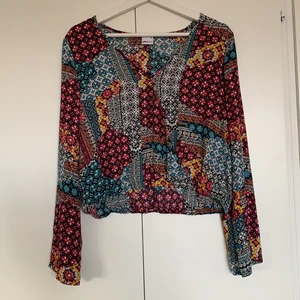 Blus  - Blommig och mönstrad blus från Gina tricot i stl 40/M men kan användas till en xs/s också 