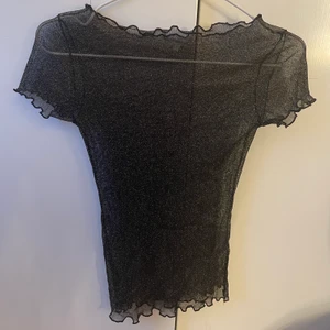 Mesh topp - Festlig meshtopp med guldglitter som jag aldrig använt då den är lite för genomskinlig för mig! Perfekt för att piffa upp en outfit lite 🤌 köparen står för frakt