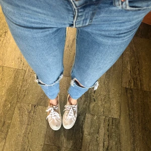 jeans - supersköna o stretchiga straight/skinny jeans med hål på knäna från Gina!! De är i storlek s och som man ser på bilden går de ner till anklarna på mig som är 173!!