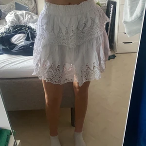 Zara kjol - Jätte fin kjol från Zara använd en gång. Storlek 36/S men passar XS/M💗 blir budgivning om många är intresserade☺️ 50kr i frakt