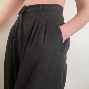 svarta kostymbyxor! - svarta kostymbyxor, fint skick, köpta på humana. säljer helt enkelt pga de är fel storlek för mig!