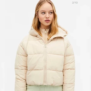 Slutsåld Monki beige puffer jacka! - Säljer helt oanvänd med lapp kvar som är slutsåld på monki, i strl S!