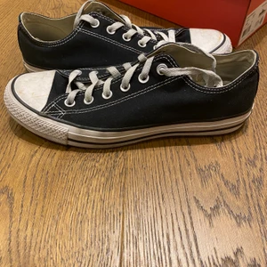 Svarta Converse  - Ett par klassiska converse i storleken 41,5 som är i bra använt skick. Priset ligger på 150 sek