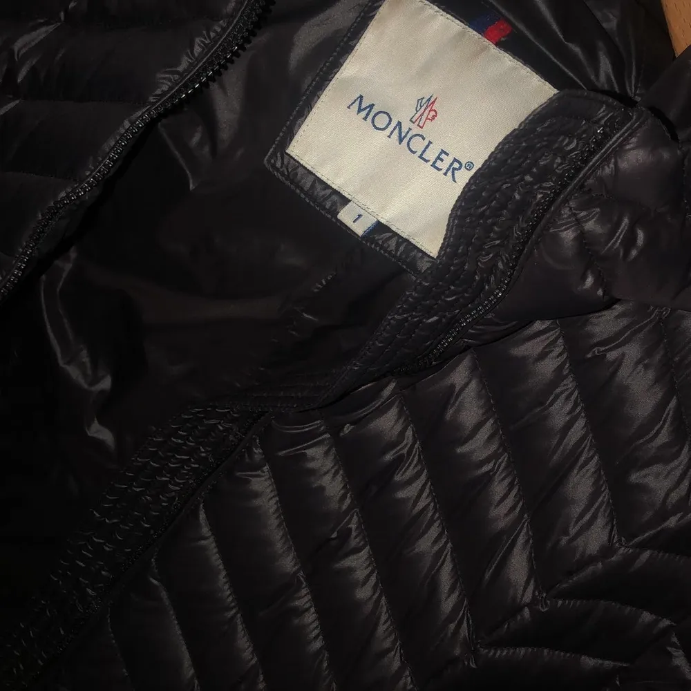 Moncler jacka i bra skick   Storlek s ,sitter fint.                          Osäker om äkthet därväv pris!. . Jackor.