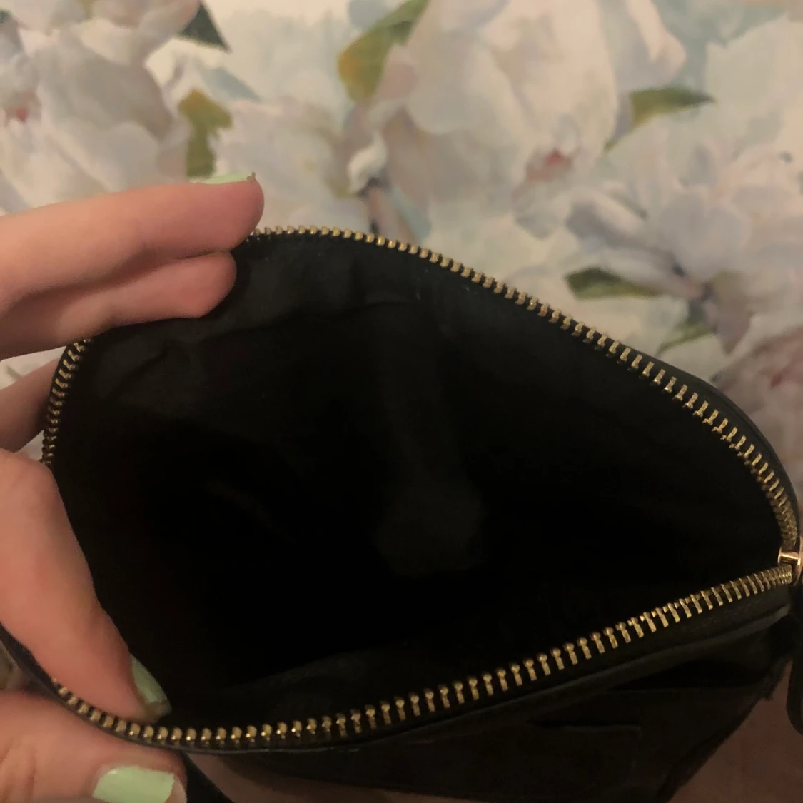 Liten handväska i läder imitation med axelband - 91