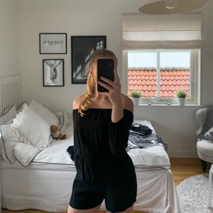 Playsuite  - Superfint playsuite från Abercrombie & Fitch. Använd ett fåtal gånger och är i mycket fint skick! 