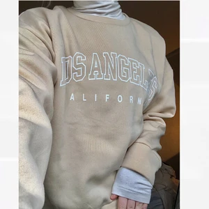 sweatshirt  - (Polo tröjan igår inte) Säljer den snygga sweatshirt i skönt material. Den är aldrig använd och i ny skick! Säljer för 50kr + frakt💞  den är i strl L för en oversized passform men sitter inte för oversized på mig som är en Xs!