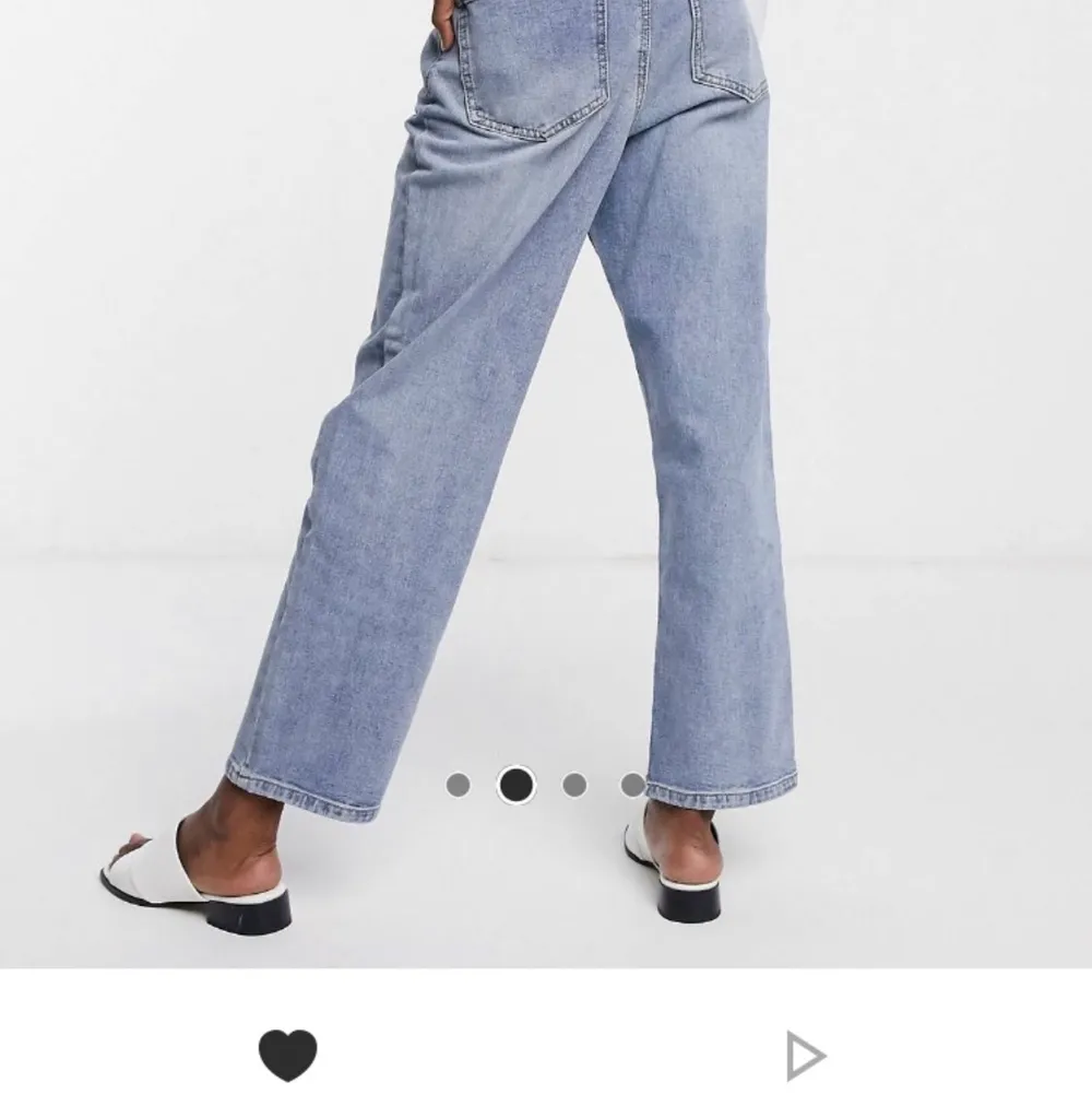 Säljer dess oversized jeans ifrån objekt! Väldigt snygga och sitter exakt som man vill ha ett par perfekta oversized jeans! Storleken är M och dom är använda fåtal gånger bara!❤️. Jeans & Byxor.