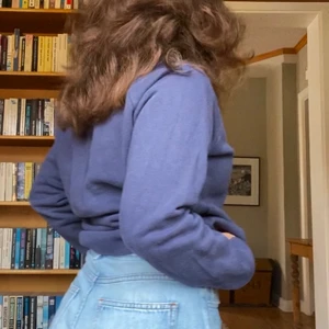 Mörkblå crewneck - Mörkblå crewneck från gant. Använt skick, men fortfarande mjuk. Färgen är mer som på andra bilden.