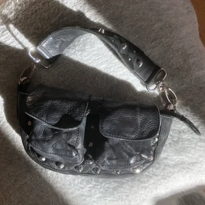 Unlimitbag väska  - Jättesnygg väska med nitar från Unlimitbags i modellen Ellery, (Black Washed Leather shoulder bag). Snygg och praktisk med avtagbara band, går att ha på 2 olika sätt. Köppt från ADAX för 1569 kr!💕 