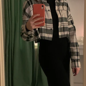 Rutig Flanellskjorta  - Rutig croppad flanellskjorta från Monki, storlek S men passar även på XS och M skulle jag säga! 120kr frakt inkluderat! 