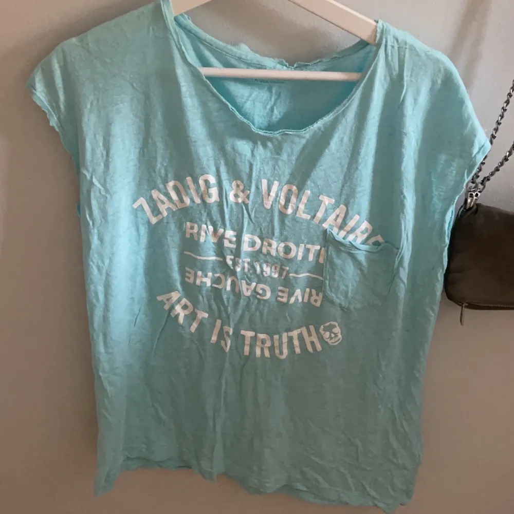 Säljer min fina Zadig Voltaire T-shirt. Använd men i väldigt bra skick💞. T-shirts.