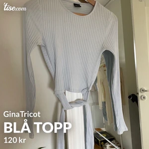 Blå ribbad topp från GinaTricot - Fin blå ribbad topp med en liten öppning i ryggen från GinaTricot. Använd ett par gånger men säljer för jag inte använder den längre. Köpt för ca. 250kr. Banden som man knyter bak är ca. 70cm långa.