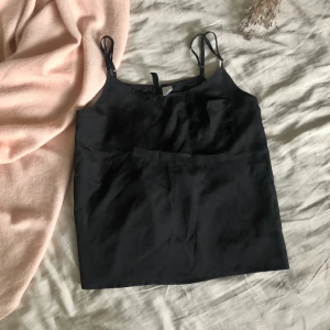 Svart topp linne 34 - Svart topp/linne i storlek 34/XS. Enkelt basplagg som passar till allt! Köparen står för frakt 📩