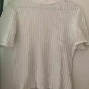 Vit t-shirt - Vit T-shirt. Ett av mina favoplagg men den kommer tyvärr inte till användning längre:( bra skick. 50kr+frakt💛