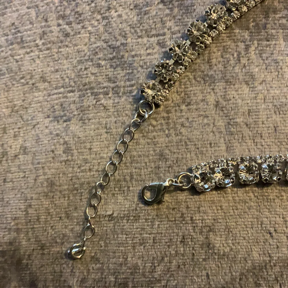 Halsband med diamanter, använt 2 gånger.. Övrigt.