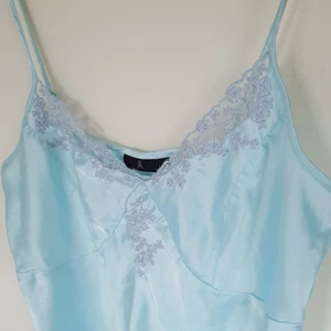 Blått linne - Sväljer denna superfina blå-turkosa satin-top med lite spets ☀ Storlek 42 men sitter fint lite oversize också.️ köparen får betala frakt