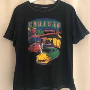 T-shirt - Säljer min coola tisha pga att den inte kommer till användning längre!🥰 Den är i storlek M men pasdar även S🤩 Köparen står för frakt💗