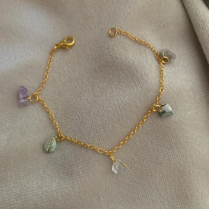 Armband med kristaller!  - Handtillverkat armband (kan byta färg på kristallerna/ändra storlek efter din arm)! Armbandet på bilden har rosenkvarts, amethist och blåa halvädelstenar ! 💙