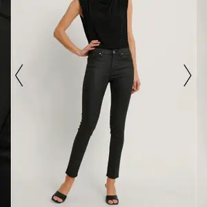 Säljer dessa glansiga jeans/byxor. Inga skador eller defekter, ser ut som nya!. Priset kan diskuteras!
