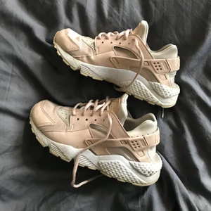 Nike huarache sneakers - Säljer dessa Nike Huarache skorna då de ej kommer till användning. I bra skick!! Nypris ligger runt 1100kr. frakt 66kr tillkommer💖