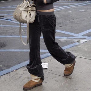 Juicy couture byxor  - Väldigt härliga svarta juicy couture byxor som är vida, med både fickor back och fram! Ganska använda, men inte några stora skador.  BUDA I KOMENTARERNA, den slutar onsdag 21:00, då personen som van inte ville köpa!!