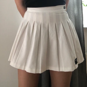 Tennis kjol - Säljer min jätte fina tennis kjol som tyvärr sitter lite för tajt på mej. Den är storlek xs-s. Köpte den från bershka❤️ Budgivningen i kommentarerna❤️budgivningen avslutas på fredag kl 15❤️