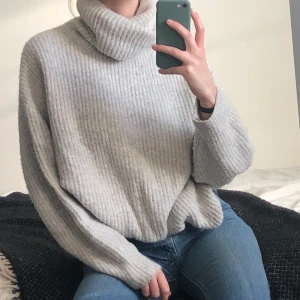 Stickad polo från zara - Supermysig stickad tröja från Zara , passar allt från xs-L beroende på passform, sticks inte, knappt använd