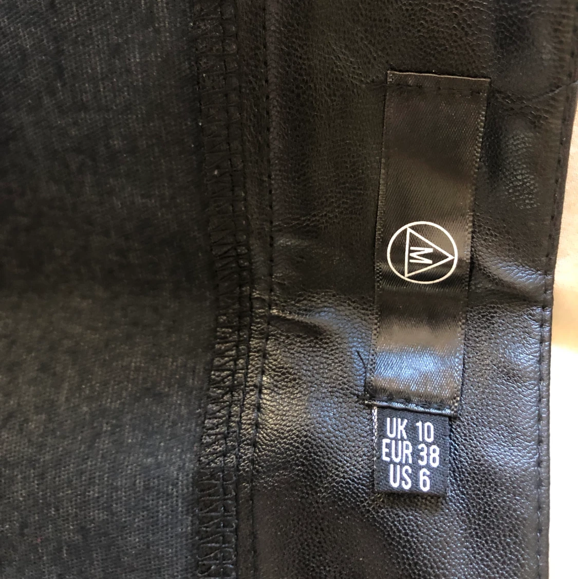 Svart skinnkjol - 90