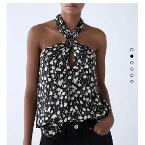 Sjukt snygg slutsåld topp zara - As snygg topp från zara som jag köpte för ett tag sedan. Endast använt en gång och därmed i princip nyskick. Säljer för den inte kommer till användning💗💗 Ledande bud: 270