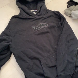 Tommy Jeans hoodie  - (Äkta). Den är egentligen för killar, men är sjukt mysig att ha då den är så stor. 