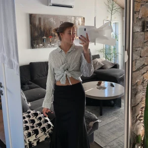 Skjorta med knyte - En fin sommar skjorta med knyte på magen från HM. storlek M men skulle säga att den passar xs,s,m eftersom du kan välja själv hur pass hårt den ska sitta. Köparen står för frakt! 