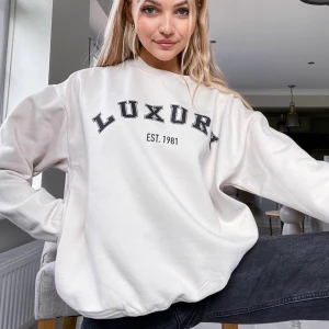 Sweatshirt - Sweatshirt från Asos, använd max 2 gånger☺️ storlek 36 och oversized i modellen 