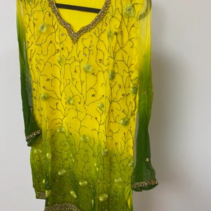 Klänning - Fin gul klänning som oanvänd 