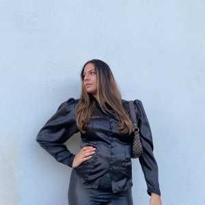 SanneAlexandra silk top - Säljer min fina SanneAlexandra silkes topp. storlek XL men är som en M/L. Använd 1 gång. Ordinarie pris 899:-