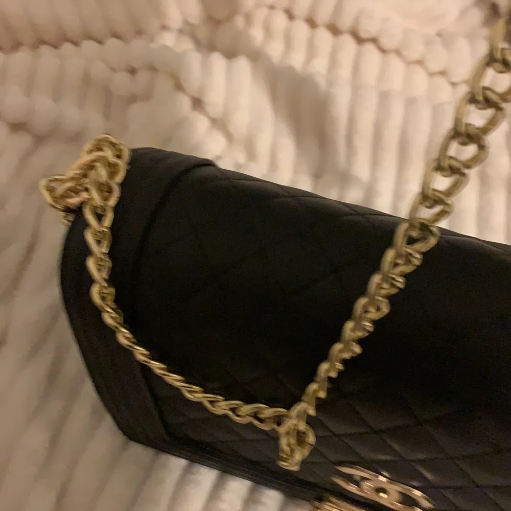Fake Coco Chanel väska i nyskick. Svart läder med guldkedja. Så fin.. Väskor.