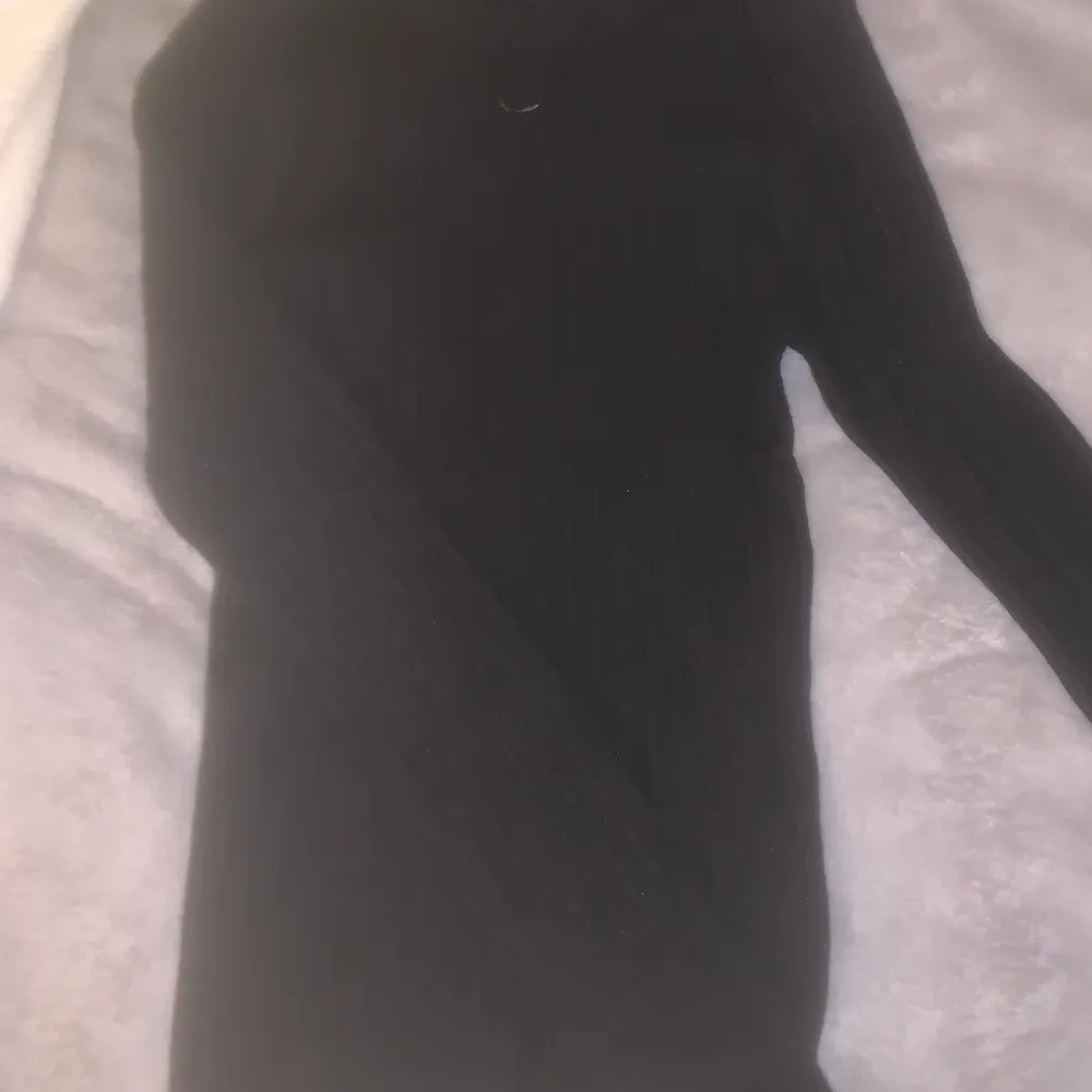 En svart långärmad tröja från Bershka, storlek XS aldrig använd. Möts upp eller fraktar, köparen står för frakten. . Stickat.