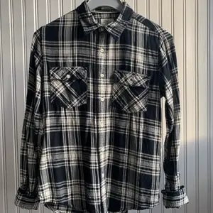 Säljer denna ”vintage” flanel skjorta i väldigt bra skick! Kom med bud i komentarerna om ni är intresserade!