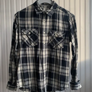 Vintage Flanel skjorta  - Säljer denna ”vintage” flanel skjorta i väldigt bra skick! Kom med bud i komentarerna om ni är intresserade!