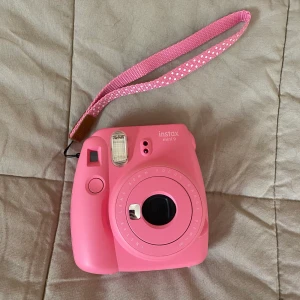 Instax mini 9  - Säljer min polaroid kamera instax mini 9. Fick i present men har aldrig använt den. Filmrullarna följer ej med. Nypris: 699 kr 💞