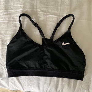 Sport-bh Nike  - Fin sport-bh från Nike 💞 Väl använd, därav priset, frakt tillkommer 