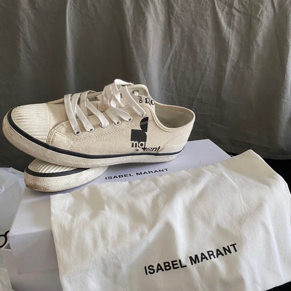 Säljer mina fina Isabel Marant sneakers i storlek 39. Dem är använda 2-3 gånger så inga slitningar, har inte tvättat dem därför ser dem lite smutsiga ut på bilderna på kommer självklart göra de om dem blir sålda:) . Skor.